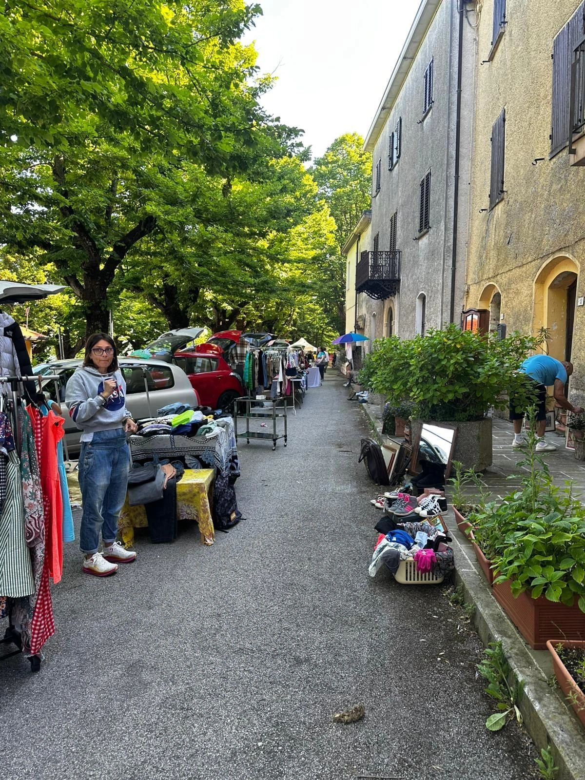 Mercato outdoor CarBoot — bancarelle e bagagliai aperti